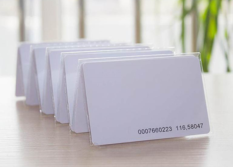 ما هي بطاقات RFID المطبوعة المخصصة والدفع غير النقدي RFID؟